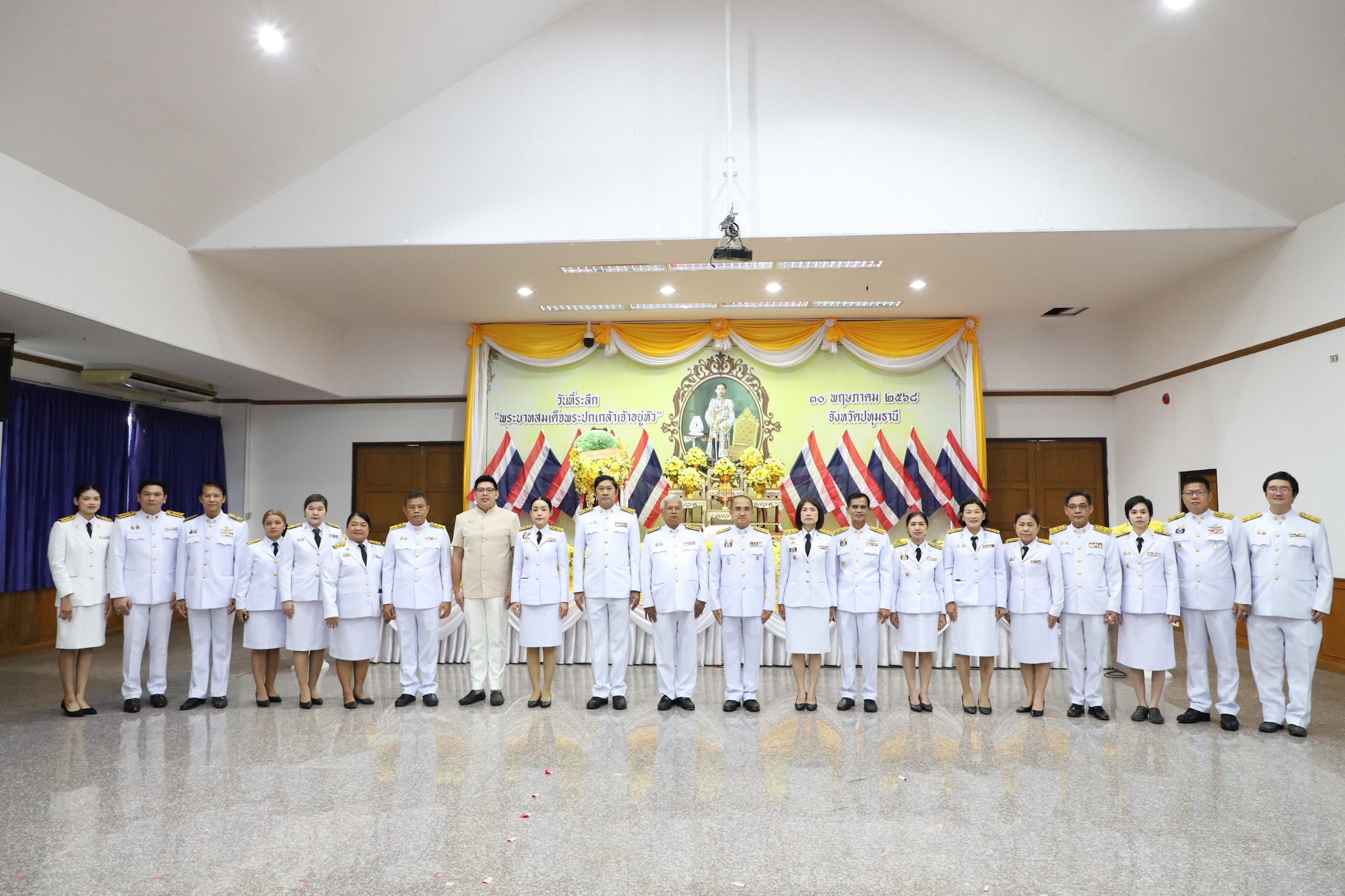 title -  ปฏิรูปที่ดินจังหวัดปทุมธานี และเจ้าหน้าที่ ส.ป.ก.ปทุมธานี เข้าร่วมพิธีวางพวงมาลาถวายราชสักการะเบื้องหน้าพระบรมสาทิสลักษณ์ พระบาทสมเด็จพระปกเกล้าเจ้าอยู่หัว เนื่องในโอกาส วันที่ระลึก “พระบาทสมเด็จพระปกเกล้าเจ้าอยู่หัว”